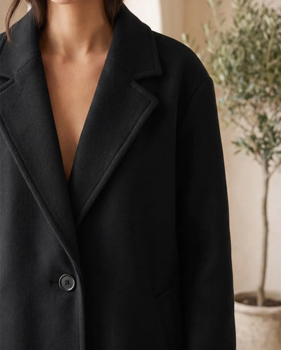 Astrid Mantel in Wolloptik oversized – Schwarz